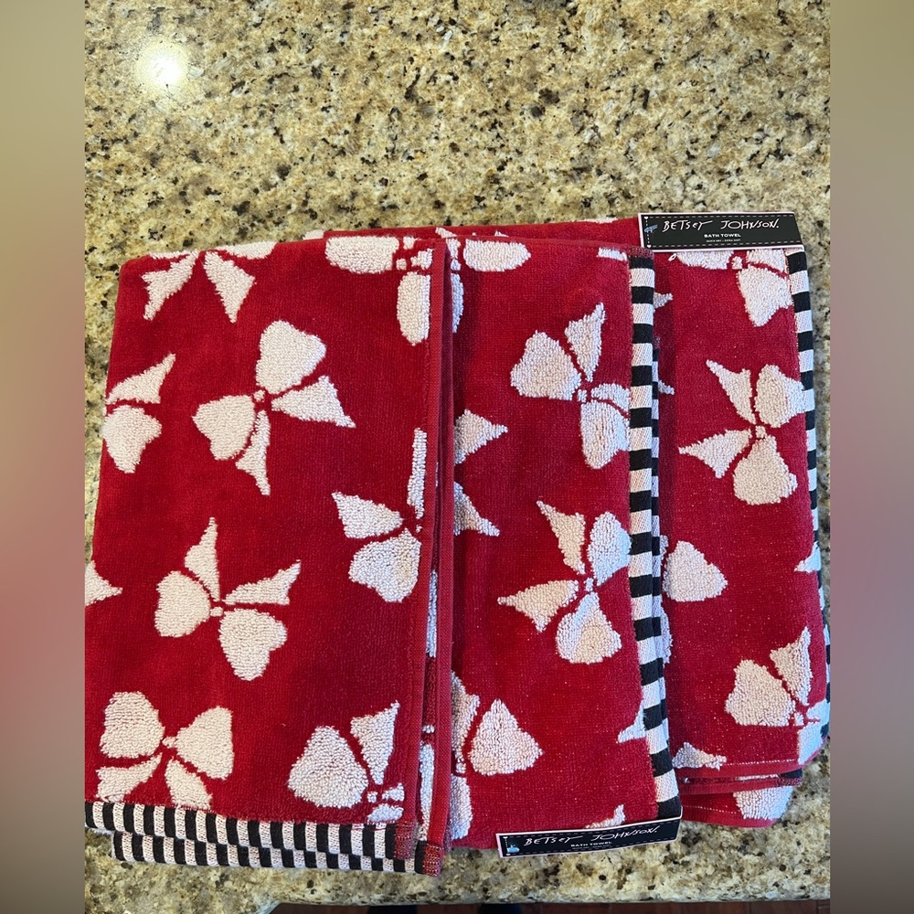 Betsey Johnson Christmas Valentines Red with White Bows Bathroom Towel Set